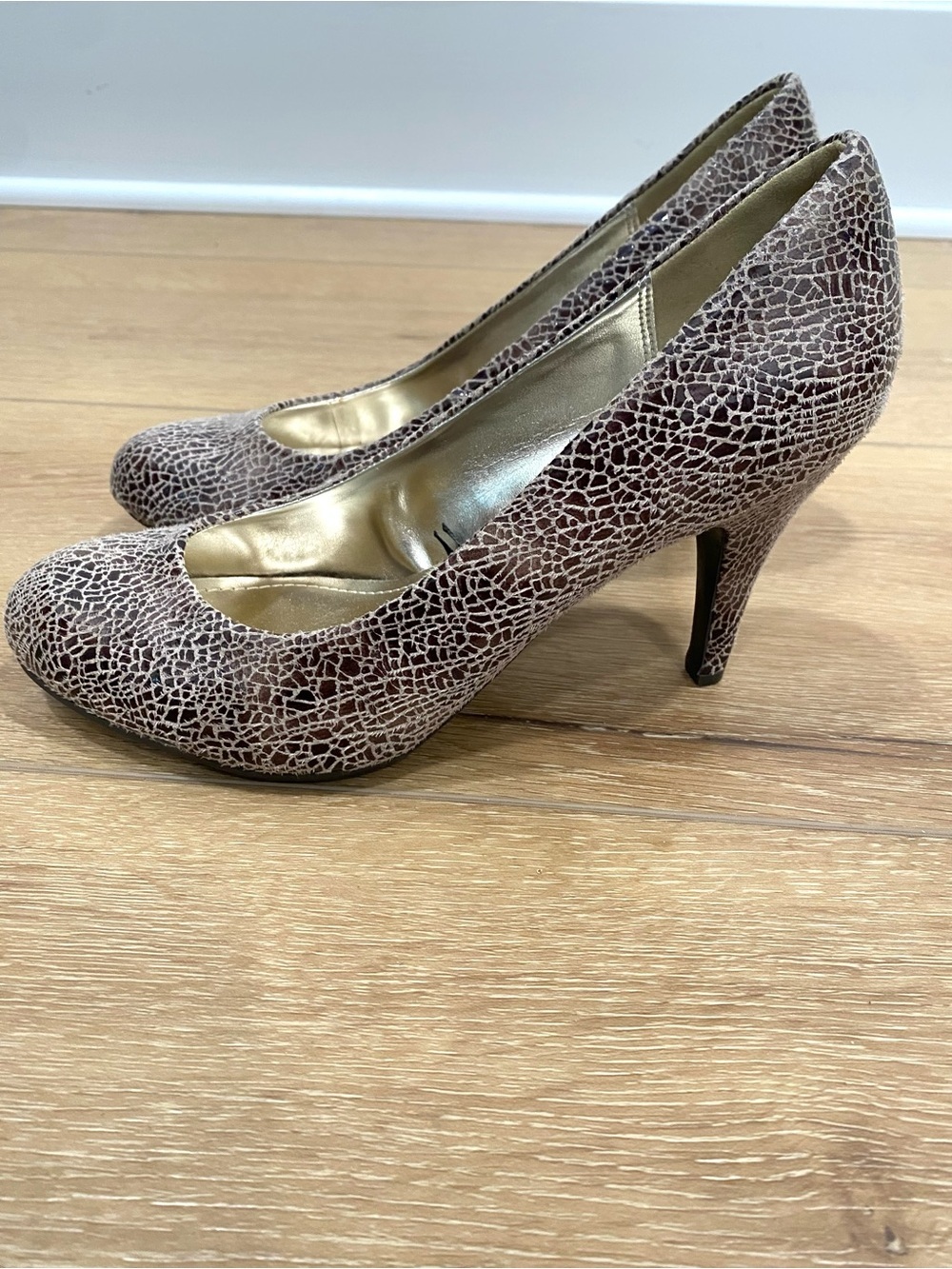 Steve Madden Heels Women’s 8.5 Taupe Brown Crackle Pumps Lonni Chic Preppy Fall